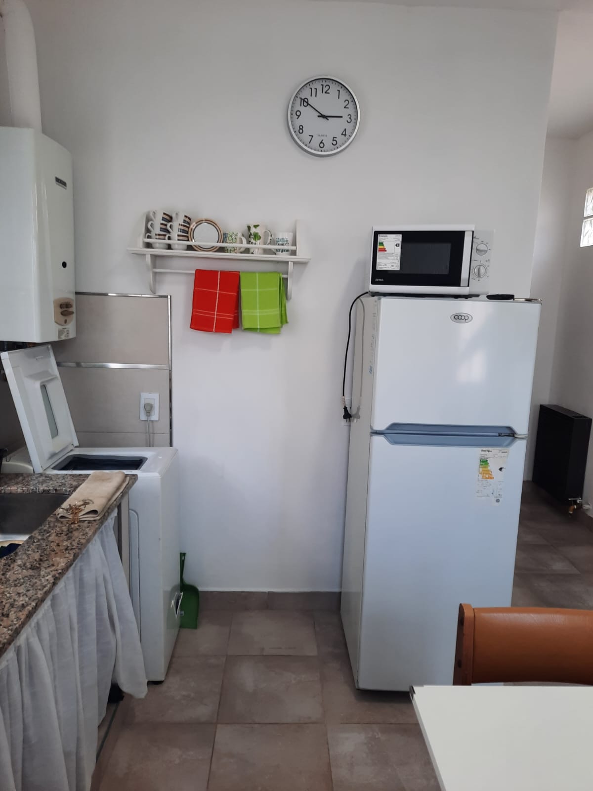 Dormitorio con dos camas individuales y aire acondicionado