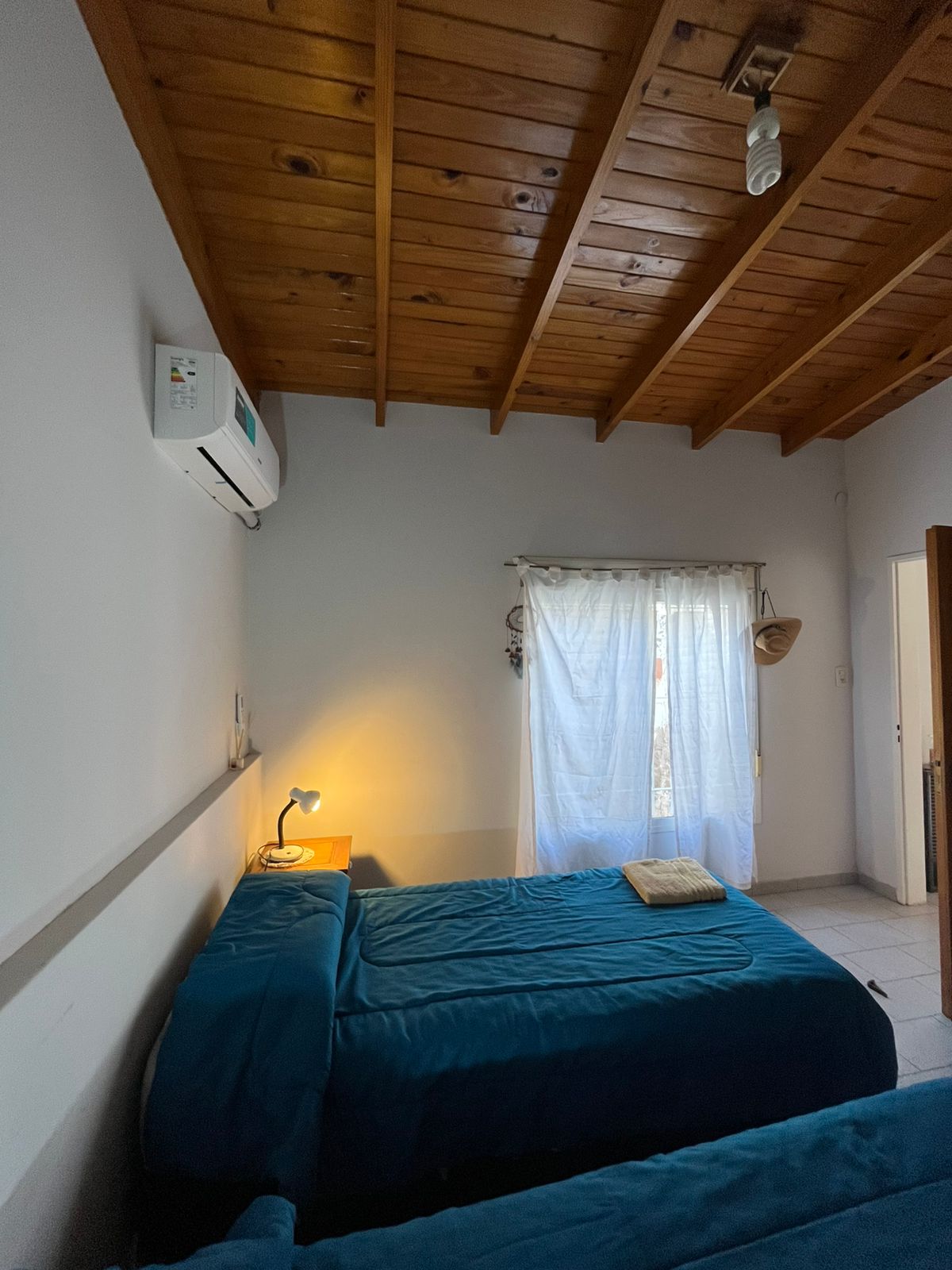 Dormitorio principal con cama doble y aire acondicionado