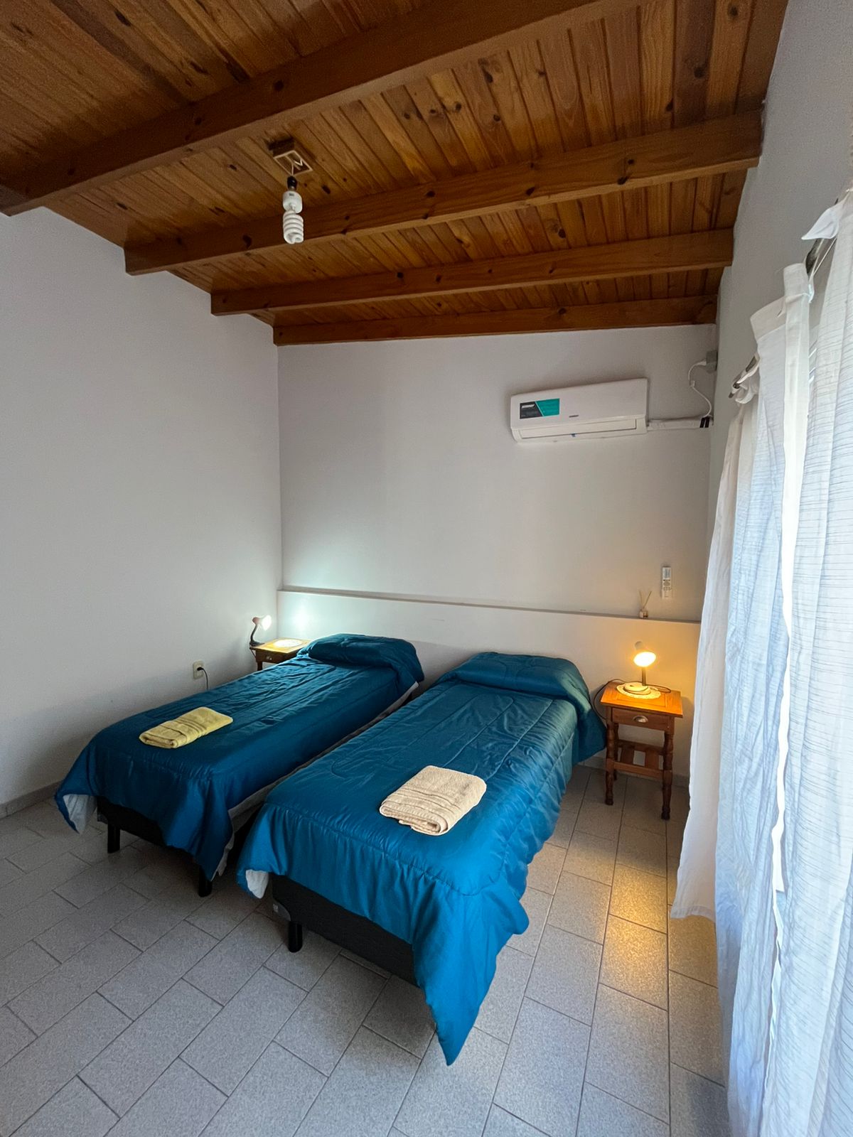 Segunda habitación con camas individuales y A/C